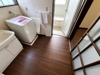 洗面室フロア重ね張り工事前後2